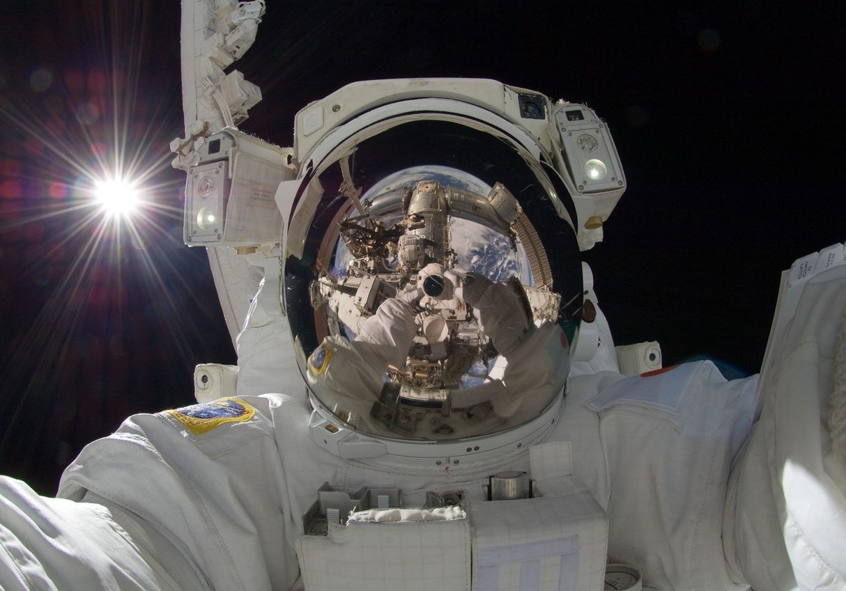 astronaut-spacewalk-iss-tools